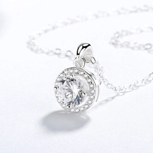 Detailed close-up of S925 silver halo necklace featuring a sparkling round zirconia stone
