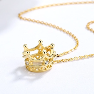 Élégant collier couronne en argent sterling 925 doré avec détails en pierre de zircon
