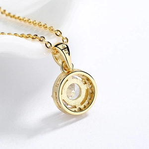 Collier élégant en argent S925 doré 18K avec une grande pierre de zircone ronde et halo
