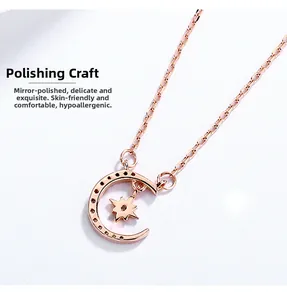 Vue macro d'un collier étoile et lune en or rose avec finition polie miroir