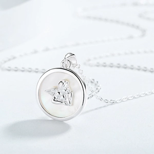 Collana vintage con rilievo di angelo, pendente in madreperla e catena d'argento