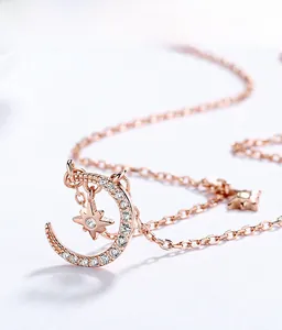 Gros plan du collier étoile et lune en or rose avec pierres en oxyde de zirconium
