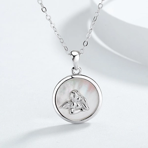 Collier vintage relief ange avec pendentif en nacre et chaîne fine en argent poli