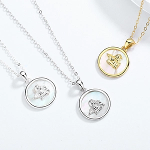Collana vintage con angelo e ciondolo in madreperla disponibile in oro e argento