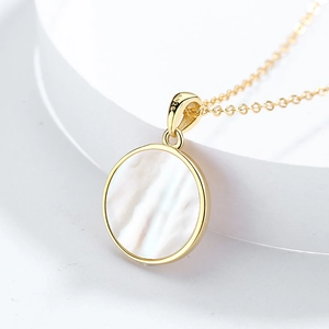 Collana con angelo vintage con pendente in madreperla e rilievo in argento S925