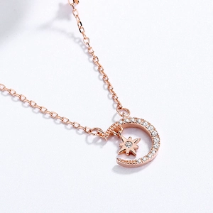 Collier élégant en or rose avec pendentif lune et étoile orné de zircons blancs