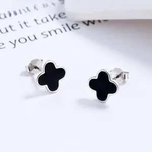 Détail des boucles d'oreilles trèfle en argent S925 avec poinçon et résine noire