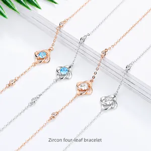 Detailansicht der Kleeblatt Armbänder aus Silber und Roségold mit blauen Zirkonia