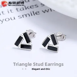 Vue détaillée de boucles d'oreilles triangulaires en argent sterling 925 avec émail noir