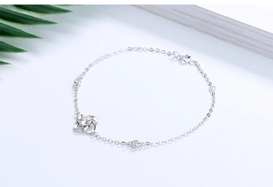Detailsicht des Silberkleeblatt-Armbands mit Zirkonia auf weißem Hintergrund