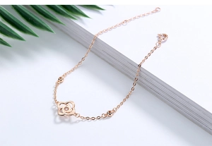 Makroaufnahme von Kleeblatt Armband in Roségold mit Zirkonia und filigranem Blütendesign