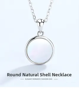Détail du pendentif rond en nacre blanche irisée sur une chaîne en argent sterling S925
