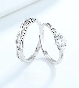 Dettaglio degli anelli di coppia in argento S925 con design intrecciato e zircone
