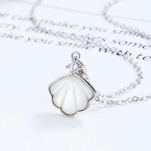 Détail du pendentif en argent S925 avec nacre, zircone étincelante et chaîne fine