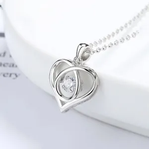 Makroaufnahme einer S925 Sterlingsilber Herzkette mit einem schwebenden Zirkonia Stein