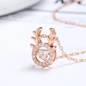 Makroansicht von roségoldenem Rentier-Anhänger mit schwebendem Diamanten und Kette