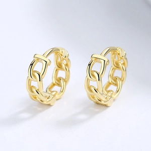 Macro di orecchini a maglia in argento S925 placcato oro con finitura a specchio lucida