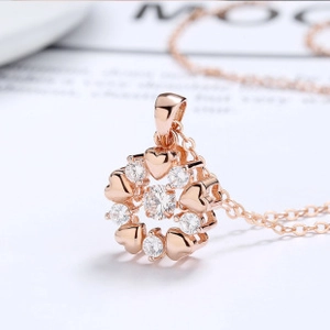 Detail der roségoldenen Herz-Halskette mit funkelnden Kristallen und feiner Silberkette