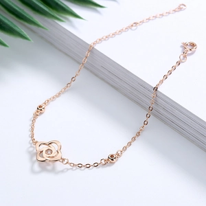 Roségoldenes S925 Sterlingsilber Kleeblatt Armband mit Zirkonia auf weißem Hintergrund