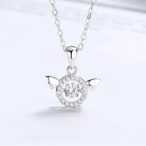 Detailaufnahme des 925 Silber-Herzschlag-Anhängers mit funkelnden Kristallen