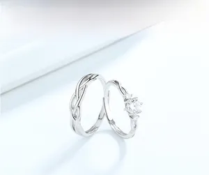 Primo piano di anelli di coppia regolabili in argento 925 con texture intrecciata e zircone