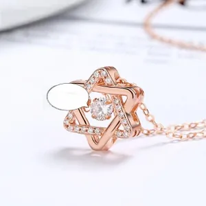 Detail der roségoldenen Stern-Halskette mit funkelndem tanzendem Zirkonia auf Silberkette