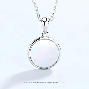 Collar minimalista de plata de ley S925 con un colgante redondo de nácar blanco