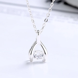 Makroansicht der tanzenden Steinkette aus Sterling Silber mit Wishbone-Anhänger