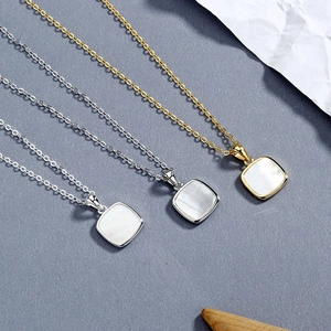 Collier élégant avec pendentif carré en nacre en argent S925, finitions or et argent