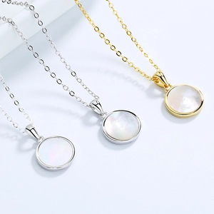 Trois colliers ronds en argent 925 avec pendentifs en nacre blanche irisée et chaîne fine