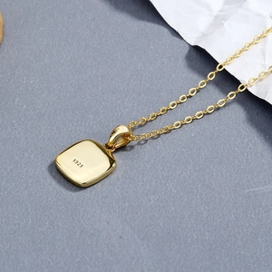 Collier minimaliste avec pendentif carré en nacre en argent sterling S925 doré