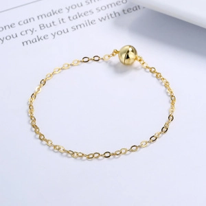 Bracelet minimaliste en argent 925 doré avec fermoir à bille sur fond blanc épuré