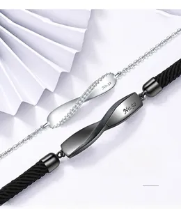 Dettaglio di bracciali Moebius con incisione No.52 e intarsio di zirconi brillanti