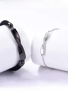 Dettaglio dei bracciali Mobius in argento S925 con incisione No.52 e cordino