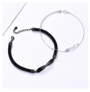 Dettaglio dei bracciali Mobius con corda intrecciata nera e catena in argento S925