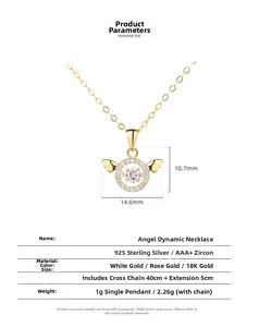 Vue macro du pendentif aile d'ange en argent 925 avec pierre de zircone scintillante