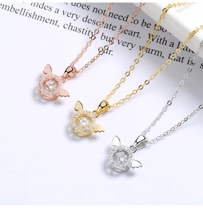 Détails des colliers ailes d'ange en or rose, or et argent avec pierre scintillante