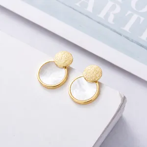 Boucles d'oreilles circulaires dorées brossées avec incrustation de nacre blanche élégante