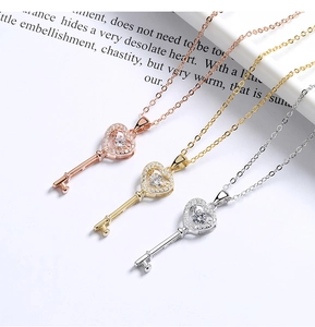 Detaillierter Vergleich von funkelnden Herz-Schlüssel-Anhängern in Gold, Silber und Roségold