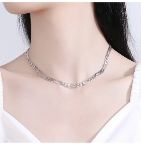 Detaillierte Nahaufnahme einer 925 Sterling Silber Figaro-Halskette am Schlüsselbein