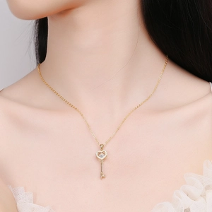 Elegante S925 Silberkette in Gold mit beweglichem Herz-Schlüsselanhänger am Modell