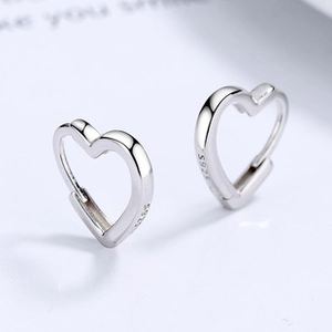 Gros plan de boucles d'oreilles créoles en argent S925 en forme de cœur poli