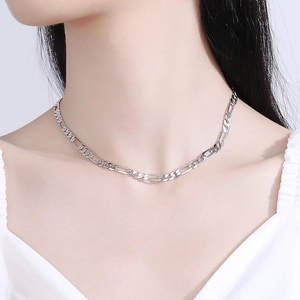 Klassische 925 Sterling Silber Figaro Halskette an einem Model im minimalistischen Stil