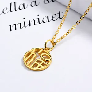 Detailaufnahme einer goldenen Halskette mit einem hohlen runden Fu-Schriftzeichen