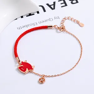 Makro-Detail von rotem Koi-Emaille-Anhänger und 18K Roségold-Kette mit Au750-Stempel