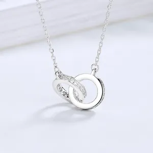Collana in argento S925 con cerchi intrecciati e zirconi cubici bianchi luccicanti