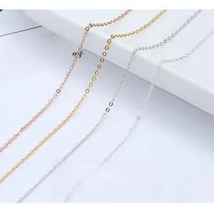 Gros plan de chaînes en argent de type O en finitions or rose, or et argent
