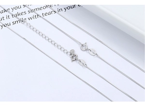 Makroaufnahme der S925 Sterling Silber Schlangenkette mit Federverschluss und Verlängerung