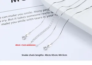 Makro-Detail von S925 Sterling Silber Schlangenkette mit Karabinerverschluss und Gliedern