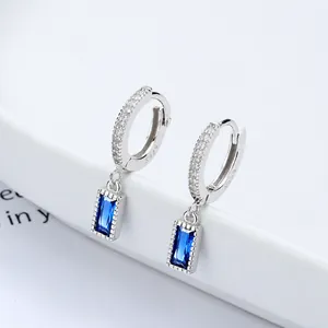 S925 Sterling Silber Creolen mit saphirblauen rechteckigen Zirkonia-Anhängern
